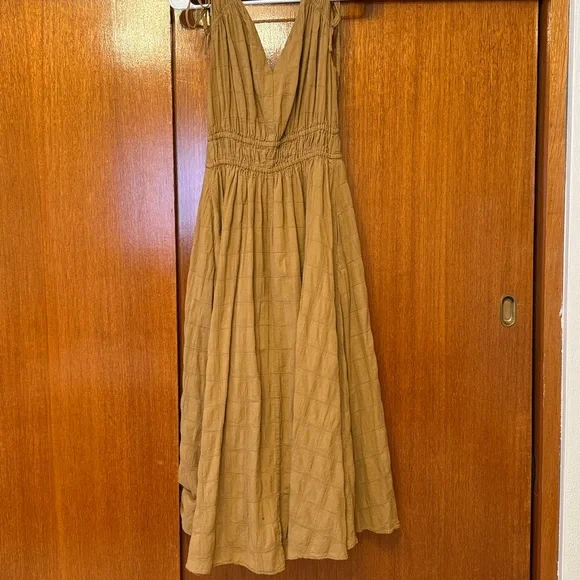 Elegant Tan Maxi Dress - Picture 4 of 4